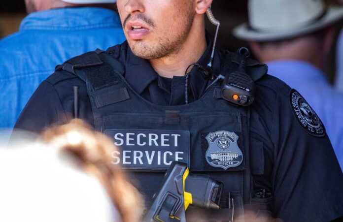 shutterstock_2346861587.jpg featured image Secret Service officer in uniform with equipment visible.