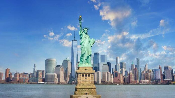 shutterstock_2436038841.jpg featured image Statue of Liberty with New York City skyline