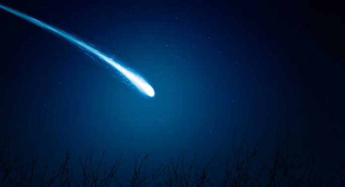 Falling,Star.,Meteor,Shower,At,Dusk A bright comet streaking across a dark night sky filled with stars