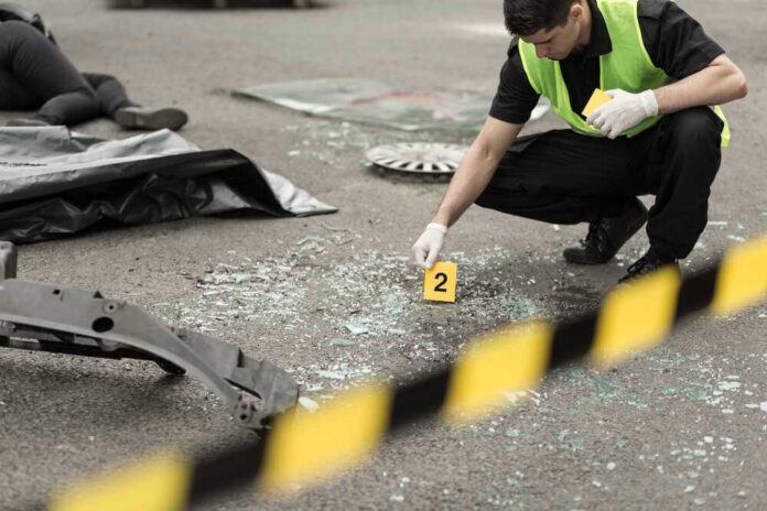 shutterstock_301329224 Police investigating crime scene with evidence marker and body bag.